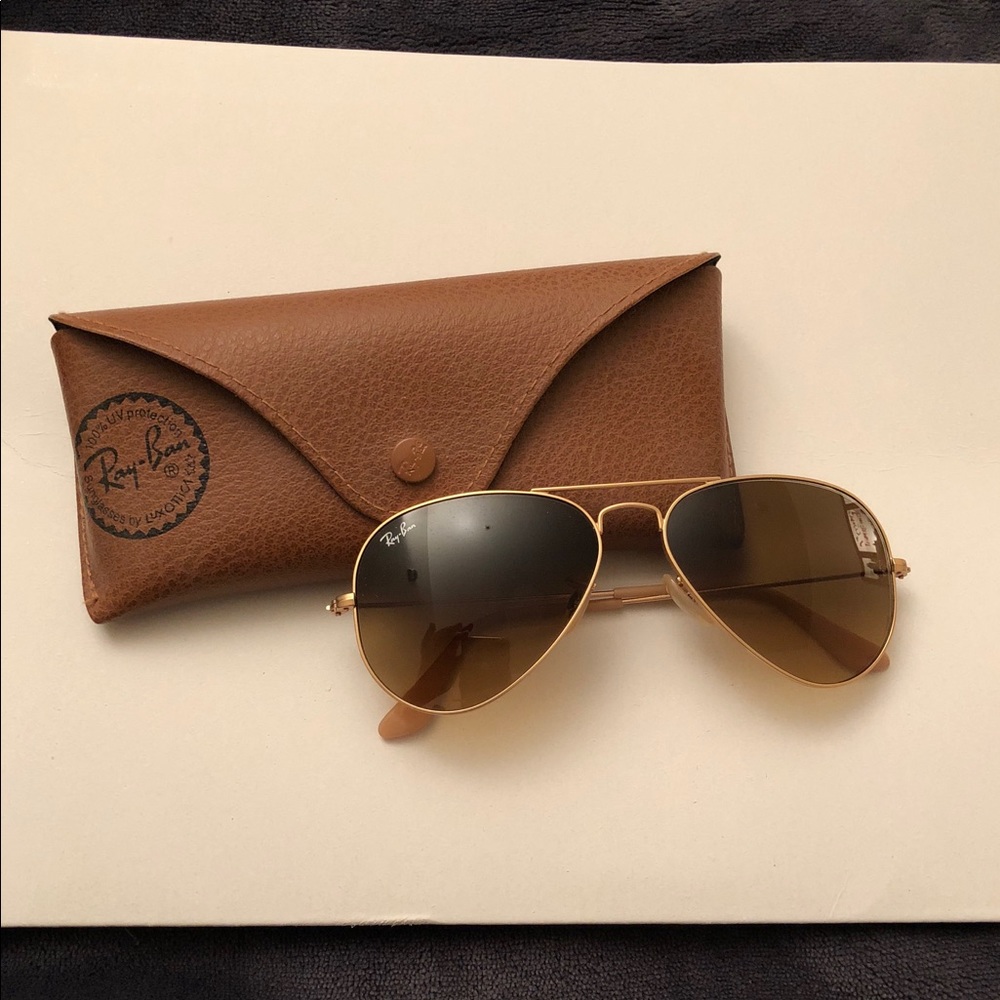 Ray Ban Aviators.